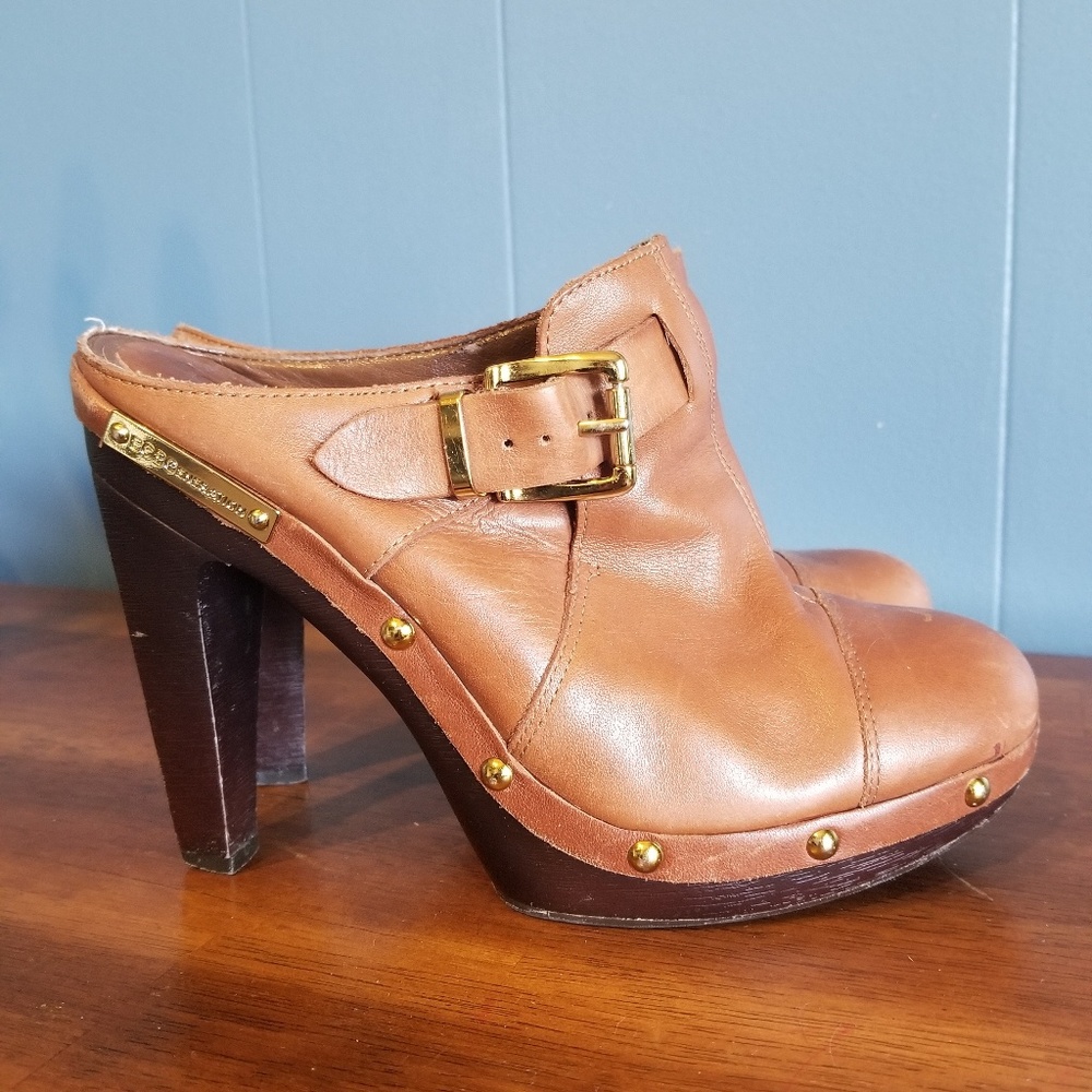 💥 Make an offer! 💥 BCBG clogs size 6